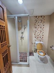 y baño con ducha, aseo y ducha. en Cozy Condo @ Baan Klang Hua Hin, en Hua Hin 7 fotos más