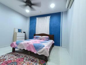 a bedroom with a bed and a ceiling fan at Ebnur Homestay in Arau