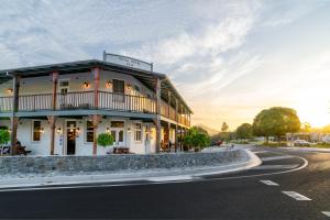 a building on the side of a road at Royal Hotel Kew in Kew