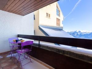 einen Balkon mit einem Tisch und Bergblick in der Unterkunft Studio Saint-Lary-Soulan, 1 pièce, 5 personnes - FR-1-296-492 in Saint-Lary-Soulan
