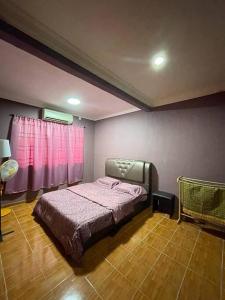 a bedroom with a bed and a red window at MP Homestay Lost world of tambun in Kampong Batu Lapan