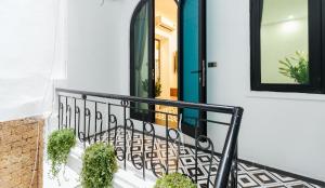 un balcone con porta verde e alcune piante di Hanoi Old Quarter Homestay a Hanoi