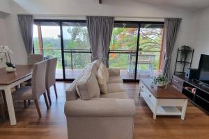 un soggiorno con divano e tavolo di Serenity View Studio Retreat a Woombye