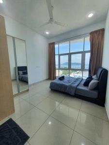 1 dormitorio con cama y ventana grande en Southbay Seaview Condo A16 #10minQueensbay #15minSPICE, en Bayan Lepas