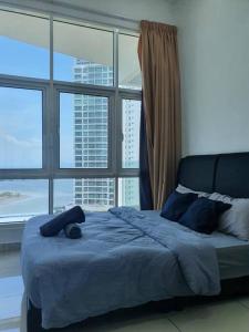 1 cama en un dormitorio con ventana grande en Southbay Seaview Condo A16 #10minQueensbay #15minSPICE, en Bayan Lepas