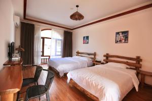 Postel nebo postele na pokoji v ubytování Yangshuo Xiao Long River Hotel