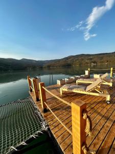 Gaočići的住宿－Lake House Perucac VUKOV RAJ，水面上带网的木头码头