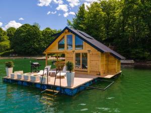 Gaočići的住宿－Lake House Perucac VUKOV RAJ，水面上的一个小房子