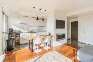 Kuchyň nebo kuchyňský kout v ubytování Comfortion Le Papillon - Appartement de luxe avec vue et piscine