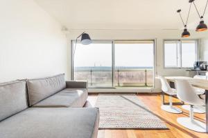 Posezení v ubytování Comfortion Le Papillon - Appartement de luxe avec vue et piscine