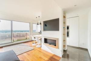 TV a/nebo společenská místnost v ubytování Comfortion Le Papillon - Appartement de luxe avec vue et piscine