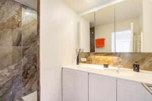 Koupelna v ubytování Comfortion Le Papillon - Appartement de luxe avec vue et piscine