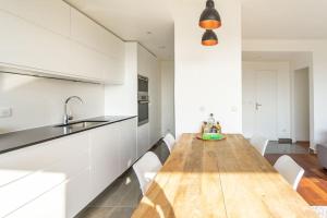 Kuchyň nebo kuchyňský kout v ubytování Comfortion Le Papillon - Appartement de luxe avec vue et piscine