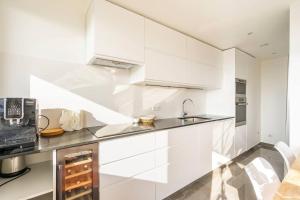 Kuchyň nebo kuchyňský kout v ubytování Comfortion Le Papillon - Appartement de luxe avec vue et piscine