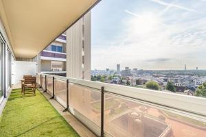 Balkón nebo terasa v ubytování Comfortion Le Papillon - Appartement de luxe avec vue et piscine