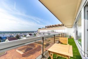 Balkón nebo terasa v ubytování Comfortion Le Papillon - Appartement de luxe avec vue et piscine