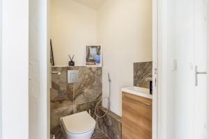 Koupelna v ubytování Comfortion Le Papillon - Appartement de luxe avec vue et piscine