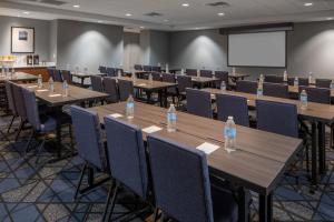 una sala conferenze con tavoli e sedie con bottiglie d'acqua di Courtyard by Marriott Decatur a Decatur