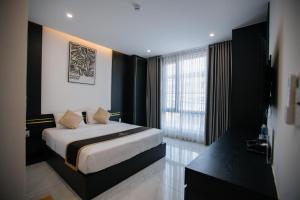1 dormitorio con cama y ventana grande en Riverside 1 Hotel, en Can Tho