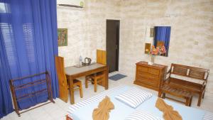 una camera con letto, scrivania e tavolo di Hillstreet Villa a Dehiwala