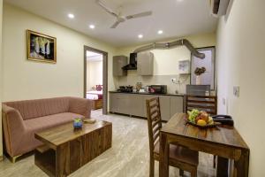 uma sala de estar com um sofá e uma mesa em LIMEWOOD STAY SERVICE Apartment ARTEMIS HOSPITAL em Gurgaon