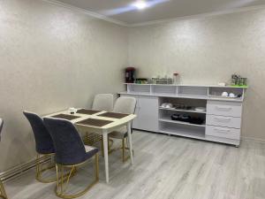 ein Esszimmer mit einem Tisch und Stühlen in der Unterkunft Art Tashkent Hotel in Taschkent