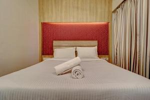 Un dormitorio con una cama con una toalla. en JAI MALHAR RESIDENCY en Kālundri