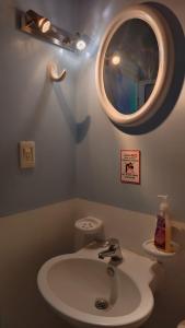 La salle de bains est pourvue d'un lavabo et d'un miroir. dans l'établissement Posada Gordon Antonio, à San Andrés