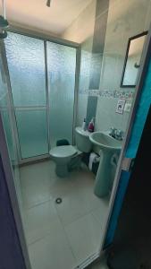 uma casa de banho com um WC e um lavatório em Posada Gordon Antonio em San Andrés