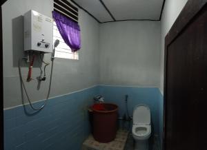 un piccolo bagno con servizi igienici e doccia di bungalow karohill a Berastagi