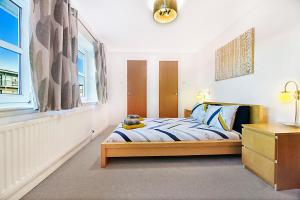 1 dormitorio con 1 cama, vestidor y ventanas en Banner H8 - Grampian Lettings, en Aberdeen
