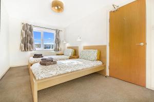 1 dormitorio con 2 camas y ventana en Banner H8 - Grampian Lettings, en Aberdeen