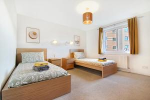 1 dormitorio con 2 camas y ventana en Banner H8 - Grampian Lettings, en Aberdeen