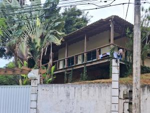 een man die een foto neemt van een huis bij Casa da Praia em Costazul in Rio das Ostras