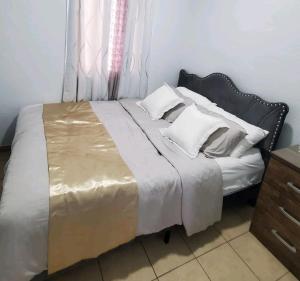 Ein Bett oder Betten in einem Zimmer der Unterkunft marhabibi home