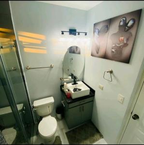 W łazience znajduje się toaleta, umywalka i prysznic. w obiekcie marhabibi home w mieście Sonsonate