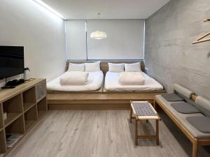 TV a/nebo společenská místnost v ubytování Little Inn by LAGOM + 18 fotografií
