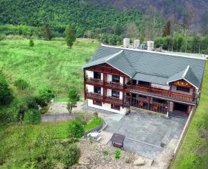 una vista aerea di una casa in un campo di Mountainside a Zhangjiajie