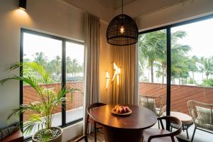 uma sala de jantar com uma mesa e uma grande janela em Nacpan Beach Resort em El Nido