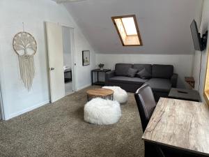 een woonkamer met een bank en een tafel bij Snow Bear Lodge in Big Bear Lake +64 foto's