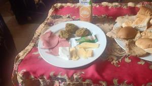 ein Teller mit Fleisch und Käse auf dem Tisch in der Unterkunft Pyramids Sunrise in Kairo