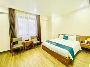 Habitación de hotel con cama y ventana en White Crown Hotel en Ha Long
