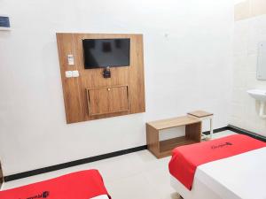 Ένα ή περισσότερα κρεβάτια σε δωμάτιο στο RedDoorz near Prambanan Temple