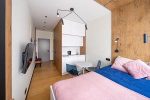 1 Schlafzimmer mit einem Bett und einem Esszimmer in der Unterkunft Dzintaru studio in Jūrmala