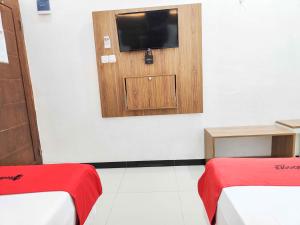 Μια τηλεόραση ή/και κέντρο ψυχαγωγίας στο RedDoorz near Prambanan Temple