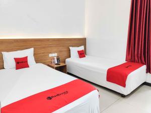 Ένα ή περισσότερα κρεβάτια σε δωμάτιο στο RedDoorz near Prambanan Temple