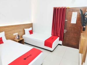 Ένα ή περισσότερα κρεβάτια σε δωμάτιο στο RedDoorz near Prambanan Temple