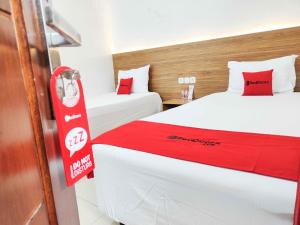 Ένα ή περισσότερα κρεβάτια σε δωμάτιο στο RedDoorz near Prambanan Temple