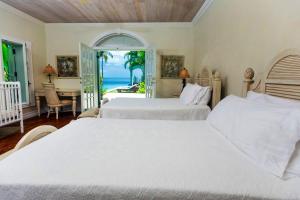 Rúm í herbergi á Stunning 5 BR Villa with Ocean Views