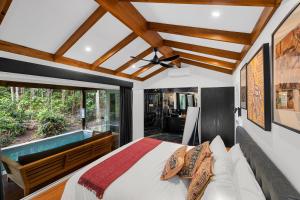 Biliár nebo kulečník v ubytování Narrows Escape Rainforest Retreat